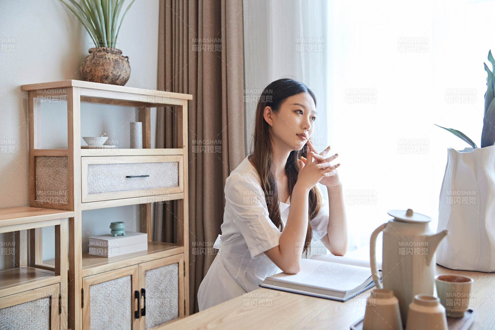 夏日午后在别墅内居家阅读的少女图片