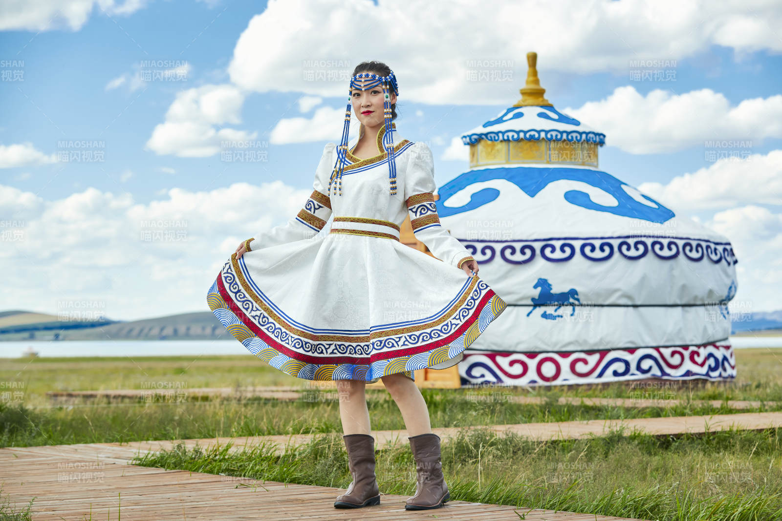 草原上穿着蒙古族传统服饰的亚洲年轻女性图片