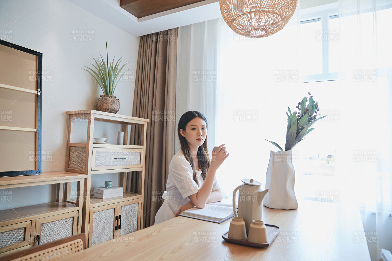 夏日午后在别墅内居家阅读的少女图片