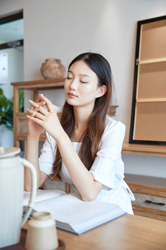 夏日午后在别墅内居家阅读的少女图片