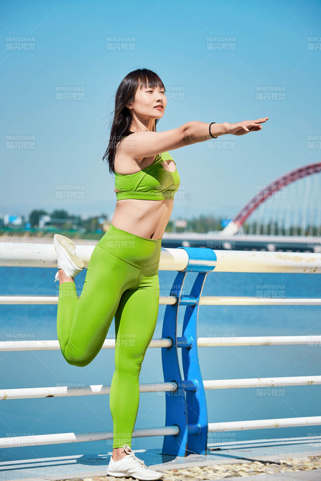 户外河畔公园做拉伸有氧运动的亚洲女性图片