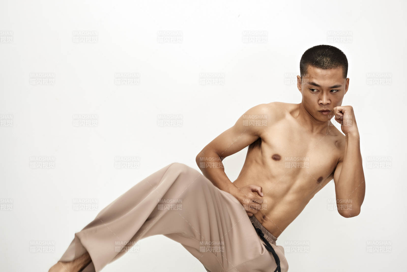 白色背景下演示自由搏击动作的亚洲功夫男性图片