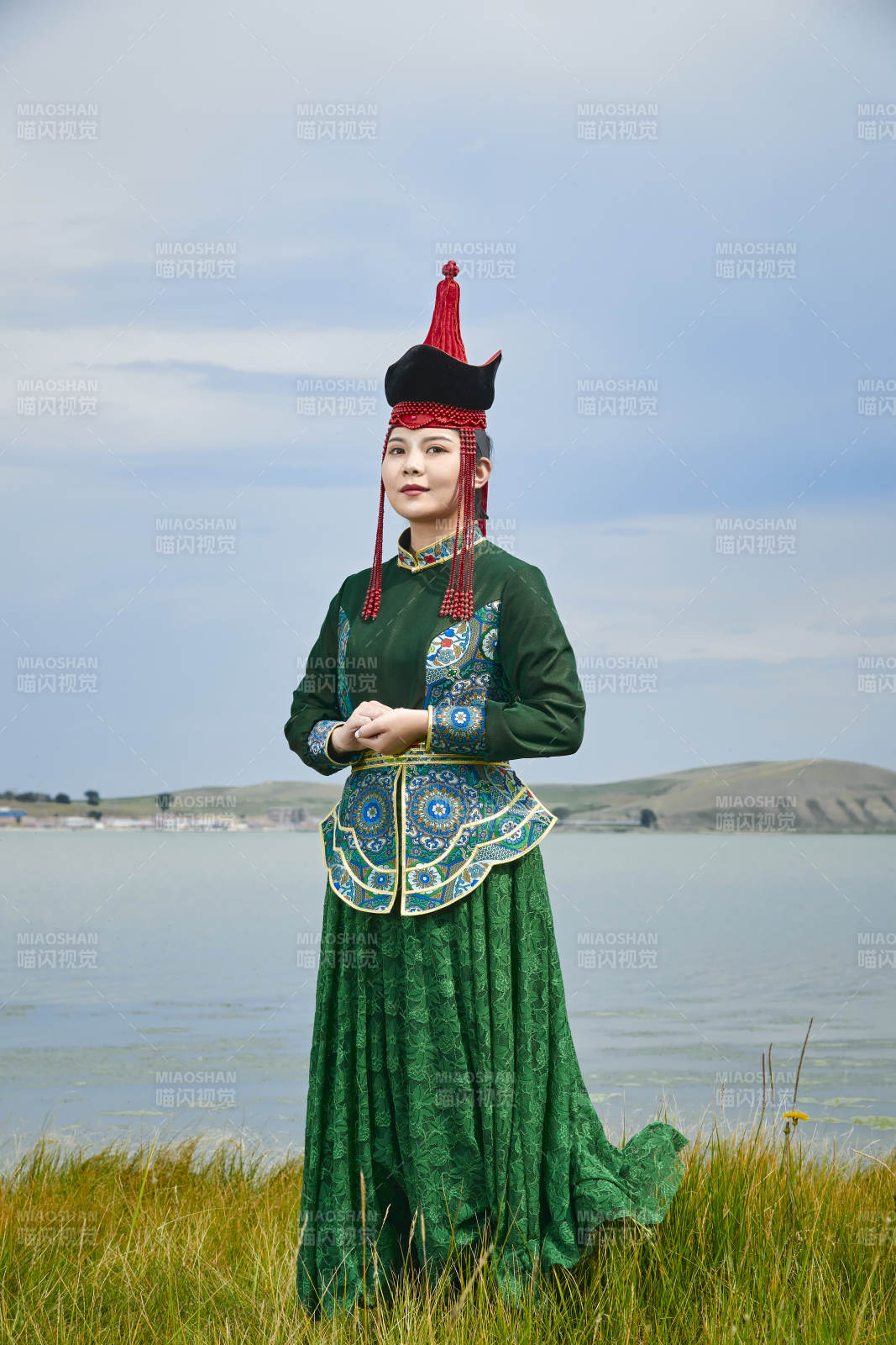 草原上身穿豪华蒙古族服饰的蒙族少女图片