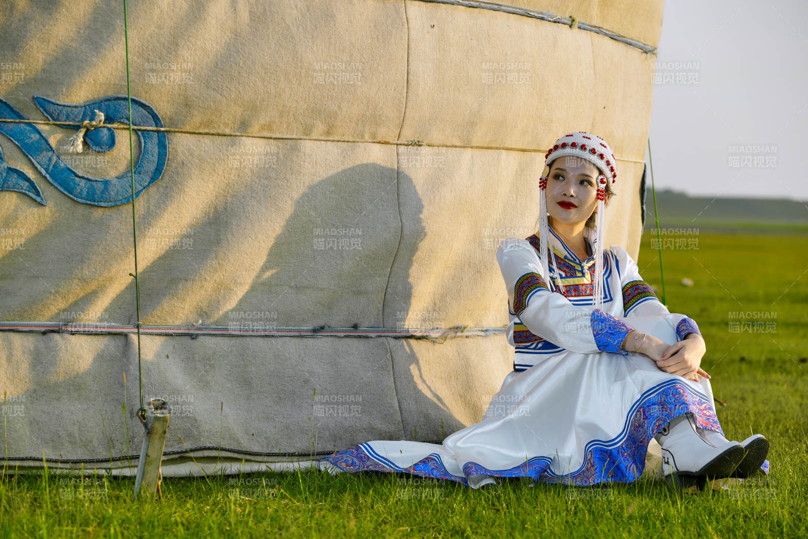 草原上穿着蒙古族传统服饰的亚洲年轻美少女图片