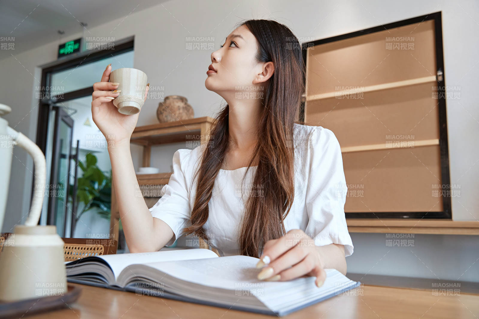 夏日午后在别墅内居家阅读的少女图片