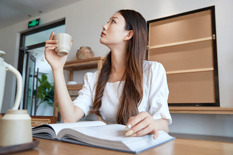 夏日午后在别墅内居家阅读的少女图片
