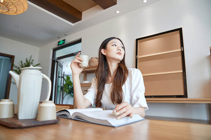 夏日午后在别墅内居家阅读的少女图片