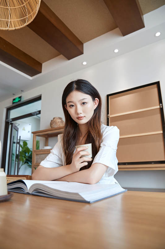 夏日午后在别墅内居家阅读的少女图片