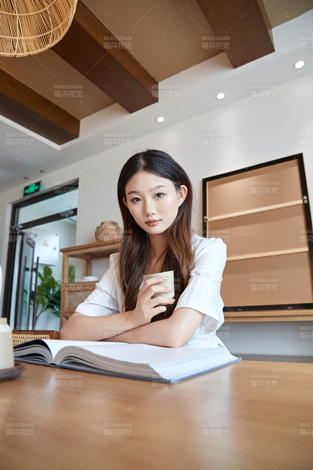 夏日午后在别墅内居家阅读的少女图片