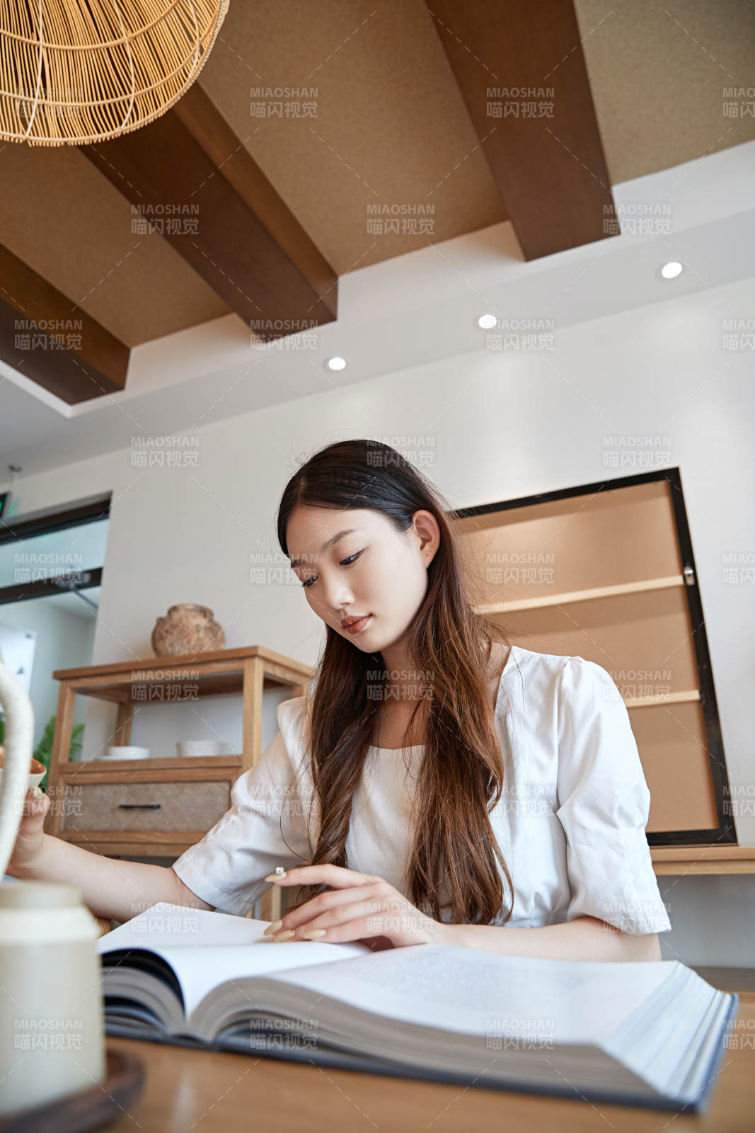 夏日午后在别墅内居家阅读的少女图片