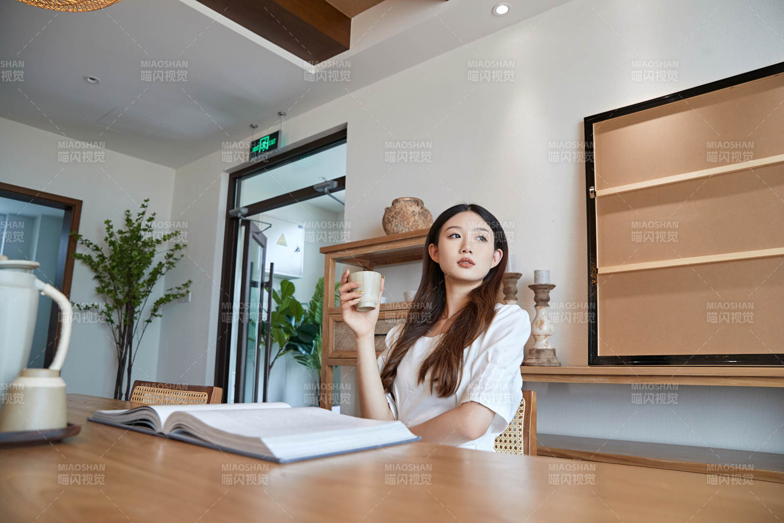 夏日午后在别墅内居家阅读的少女图片