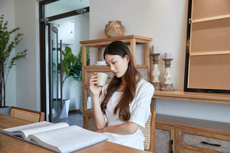 夏日午后在别墅内居家阅读的少女图片