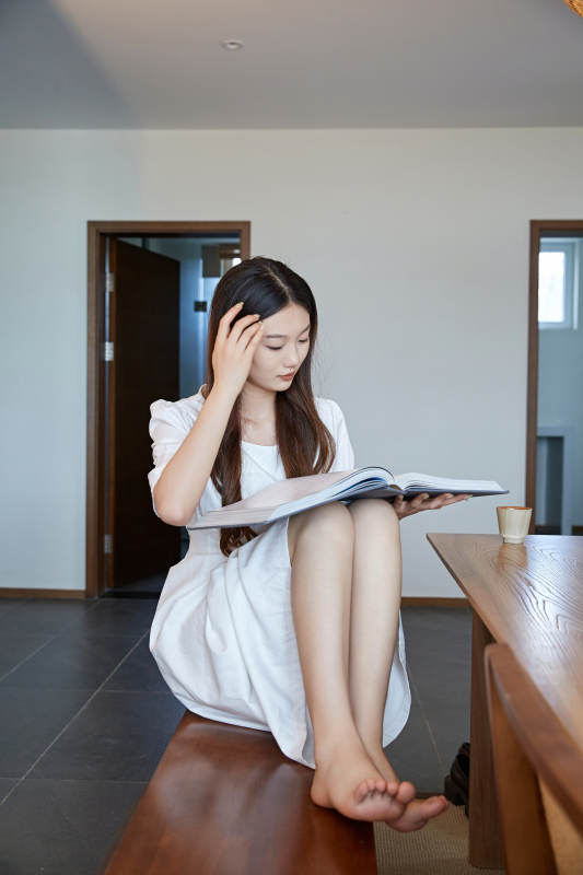 夏日午后在别墅内居家阅读的少女图片