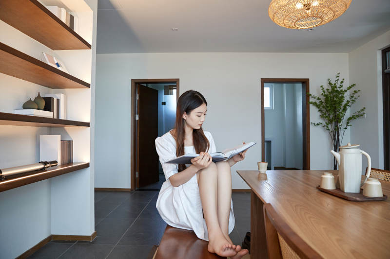 夏日午后在别墅内居家阅读的少女图片