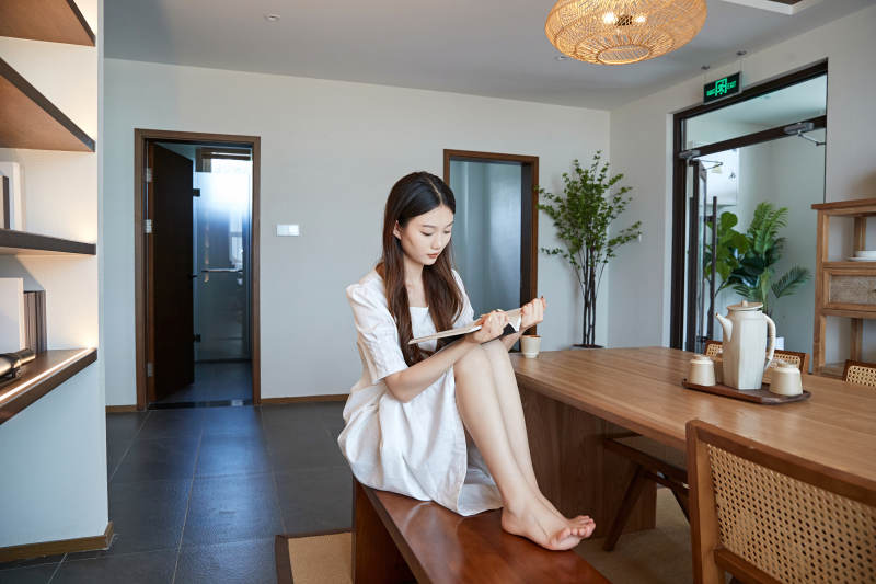 夏日午后在别墅内居家阅读的少女图片