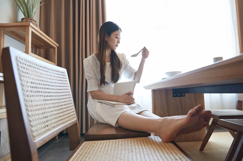 夏日午后在别墅内居家阅读的少女图片