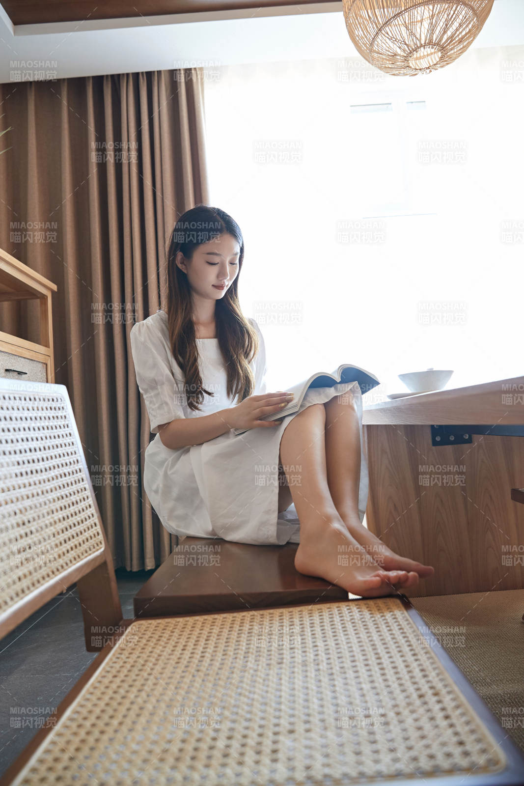 夏日午后在别墅内居家阅读的少女图片