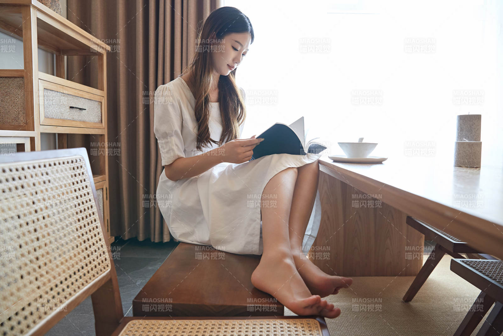 夏日午后在别墅内居家阅读的少女图片