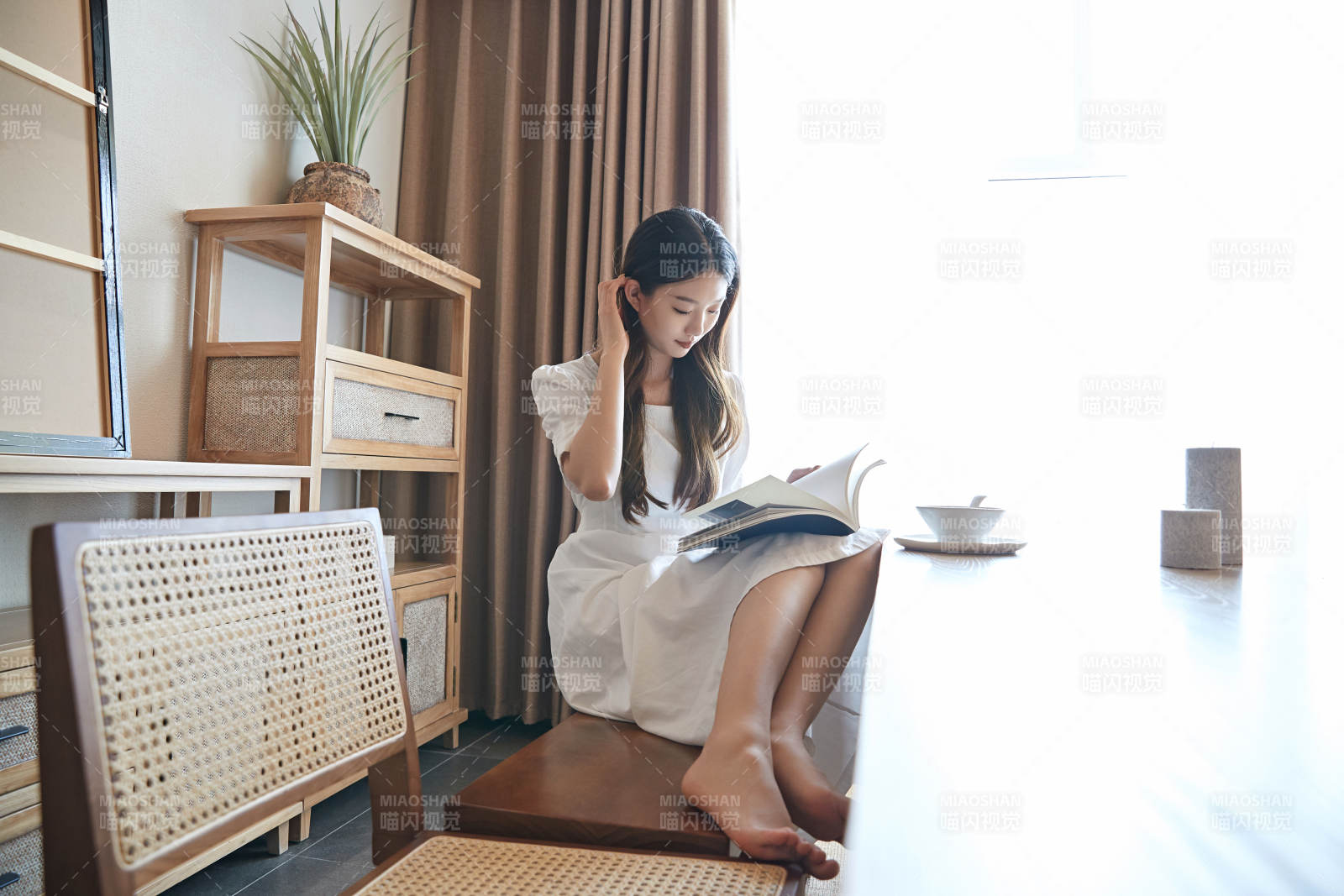 夏日午后在别墅内居家阅读的少女图片