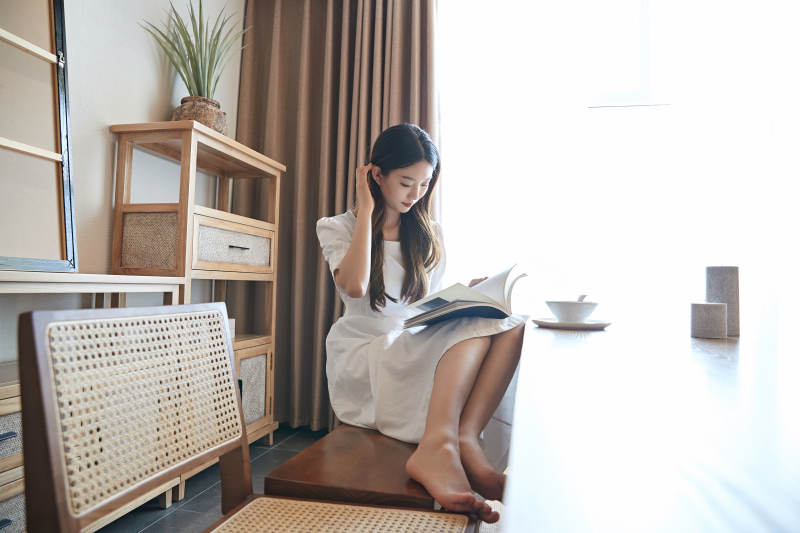 夏日午后在别墅内居家阅读的少女图片