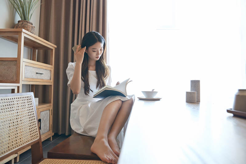 夏日午后在别墅内居家阅读的少女图片