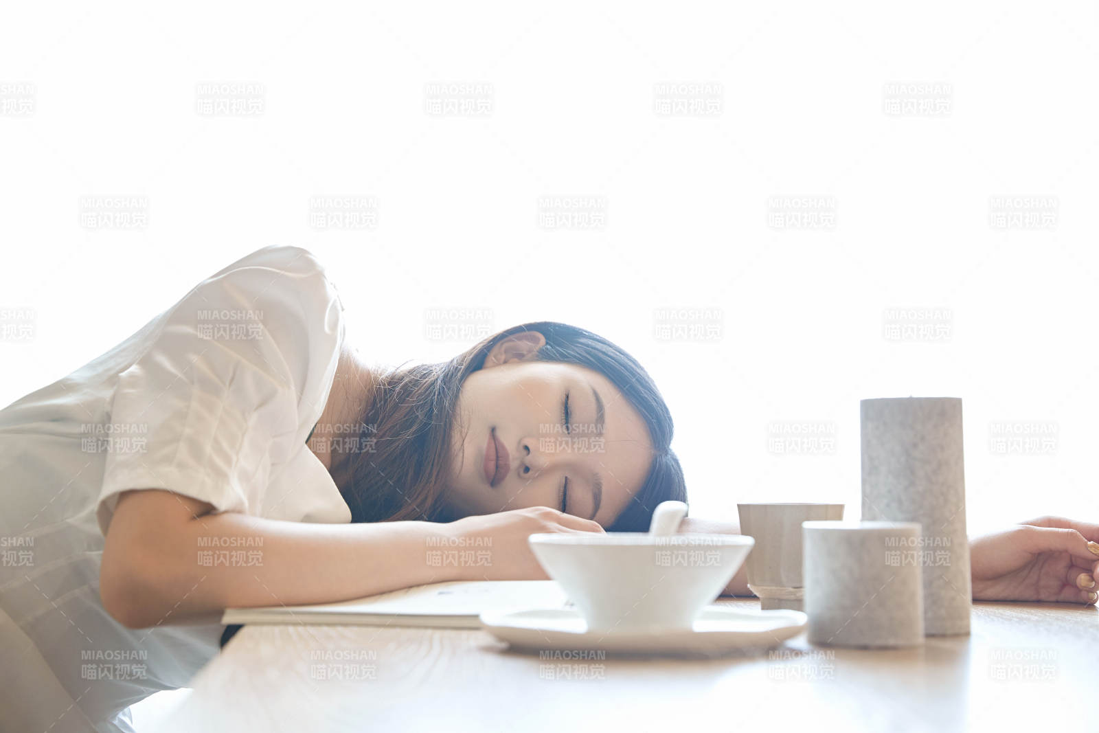 夏日午后在别墅内居家阅读的少女图片