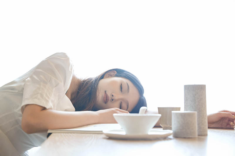 夏日午后在别墅内居家阅读的少女图片