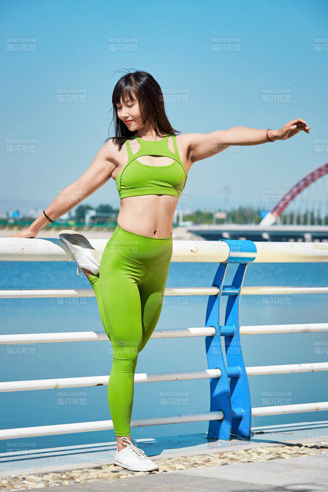 户外河畔公园做拉伸有氧运动的亚洲女性图片