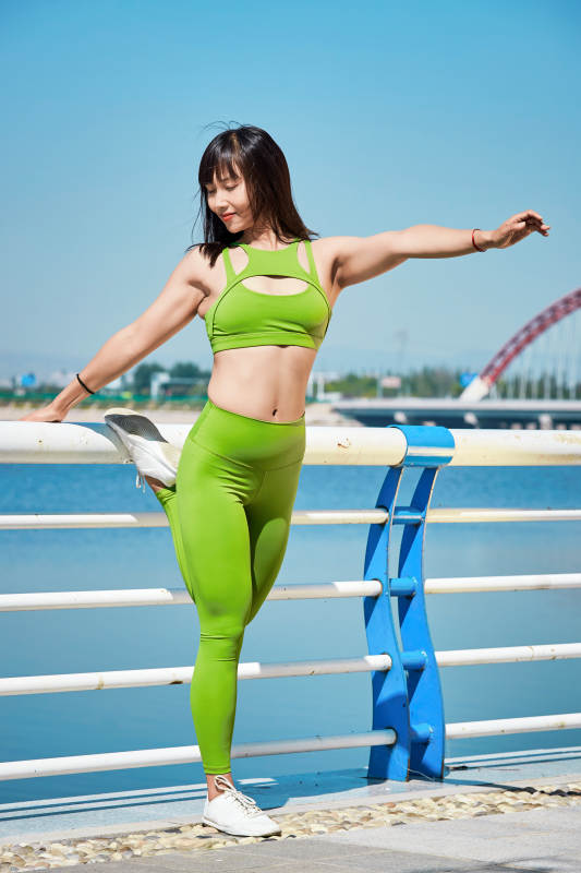 户外河畔公园做拉伸有氧运动的亚洲女性图片