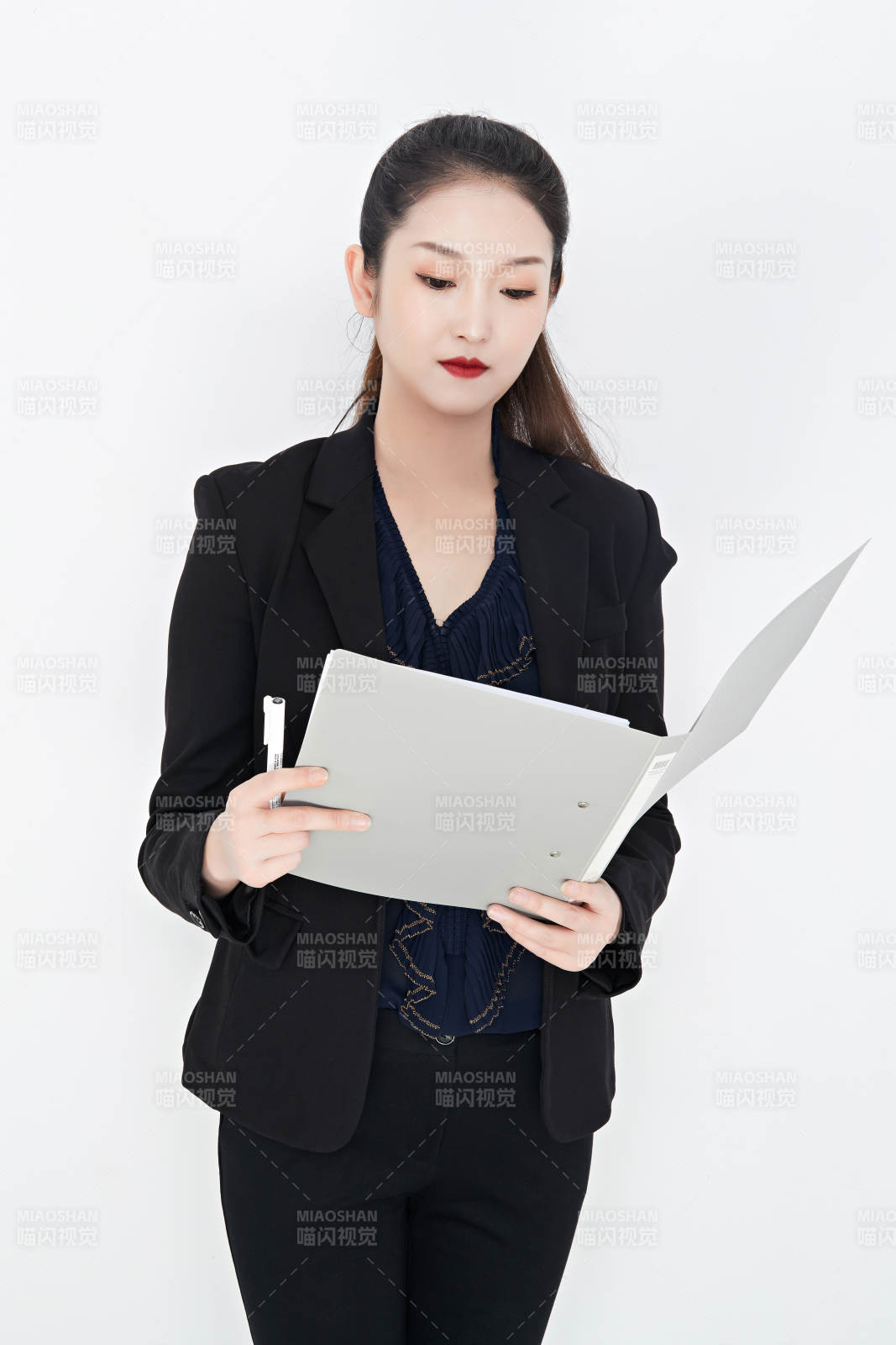 白色背景下的美丽商务女性肖像图片