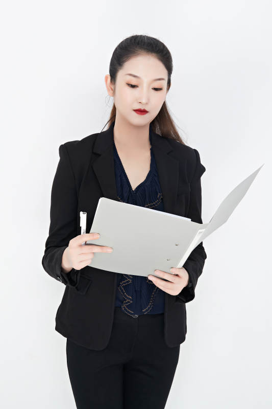 白色背景下的美丽商务女性肖像图片