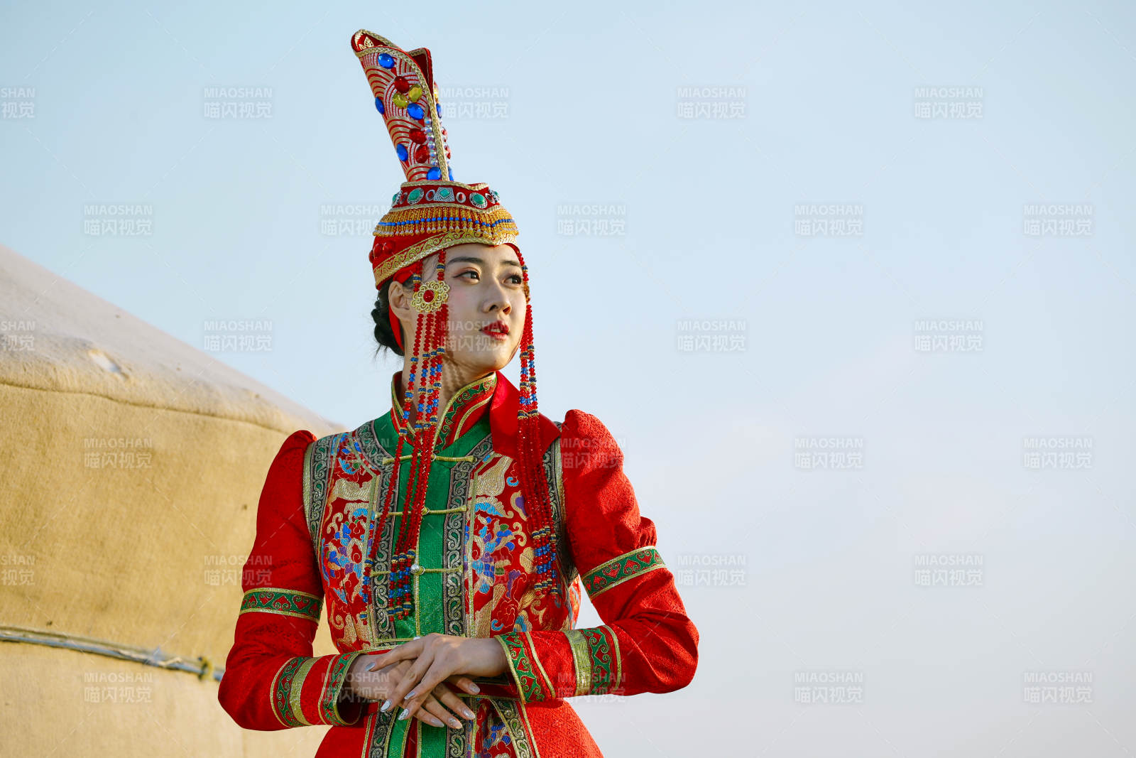 草原上穿着蒙古族传统服饰的亚洲年轻美少女图片