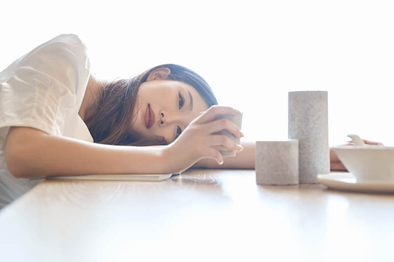 夏日午后在别墅内居家阅读的少女图片