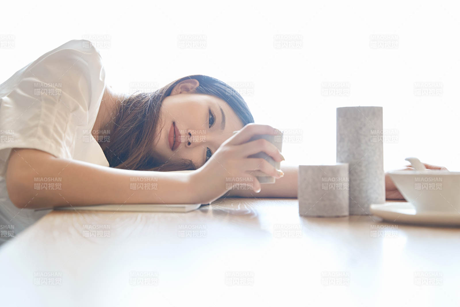 夏日午后在别墅内居家阅读的少女图片