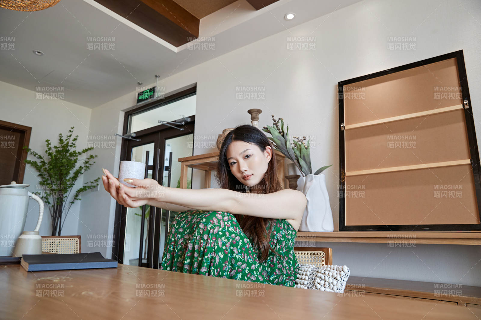 夏日午后在酒店客房休息的少女图片