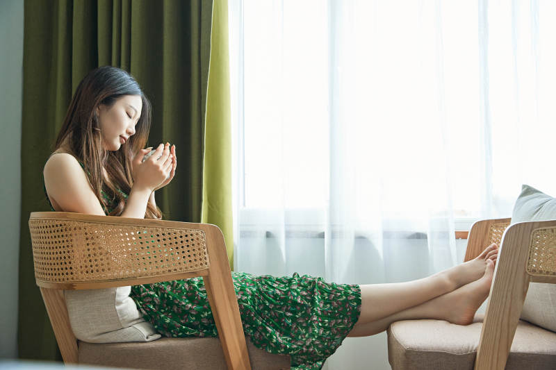 夏日午后在酒店客房休息的少女图片