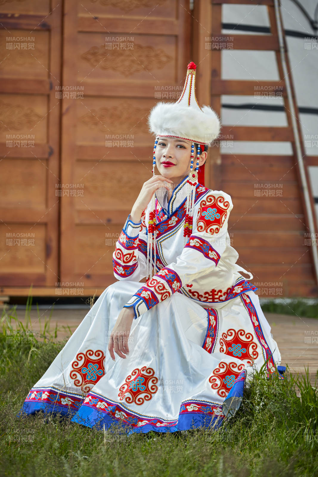 草原湖畔身穿蒙古族饰手持弓箭的蒙族少女图片