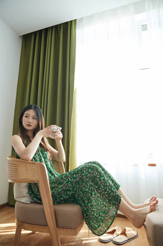 夏日午后在酒店客房休息的少女图片