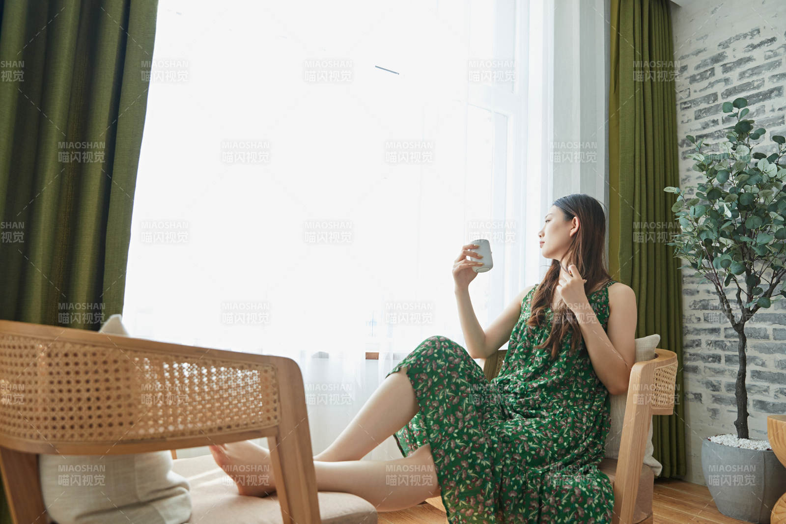 夏日午后在酒店客房休息的少女图片