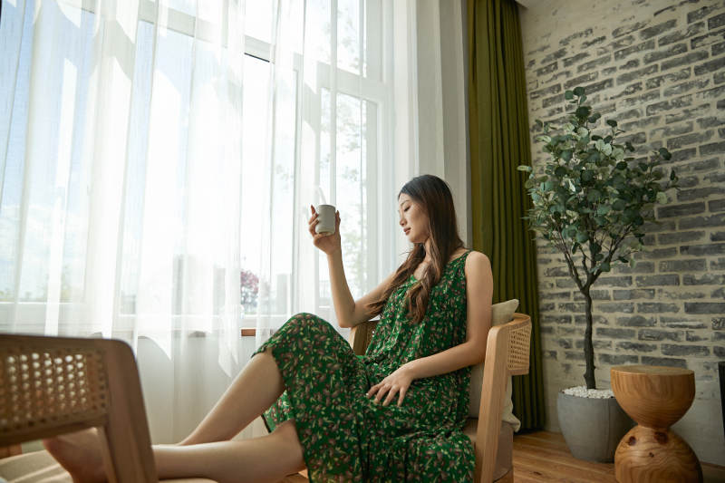 夏日午后在酒店客房休息的少女图片