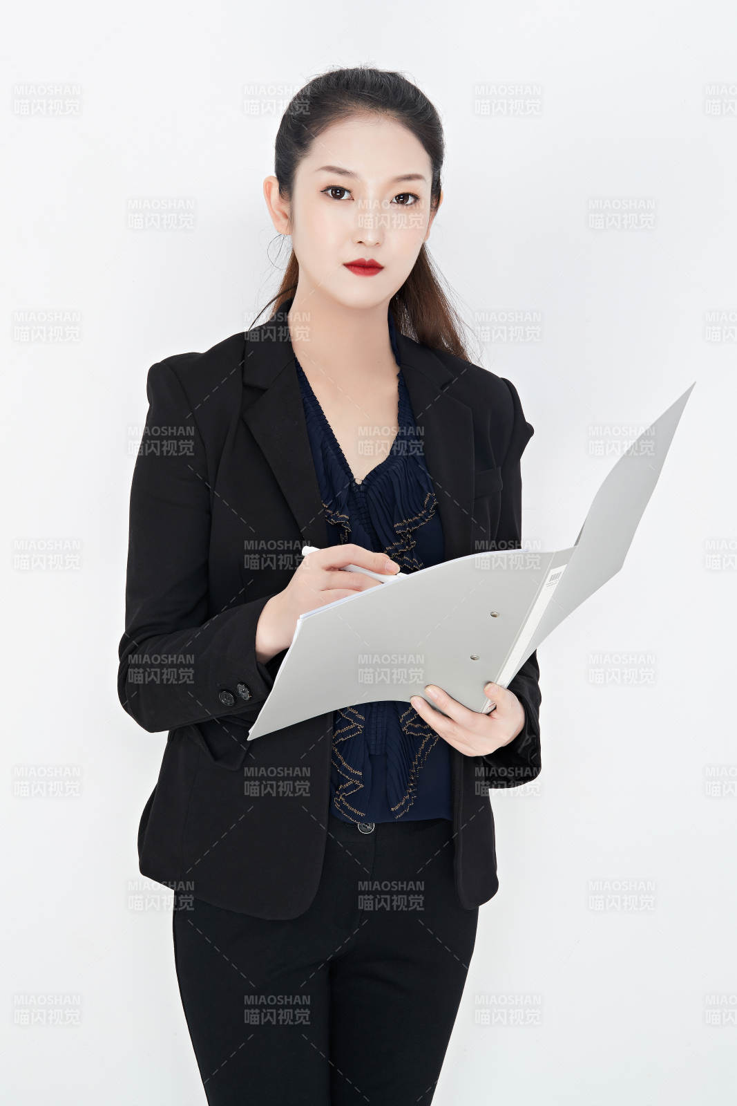 白色背景下的美丽商务女性肖像图片