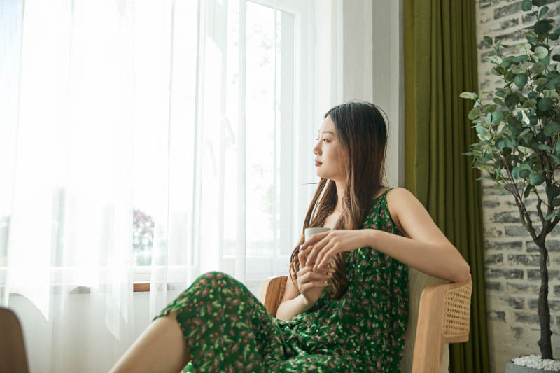 夏日午后在酒店客房休息的少女图片