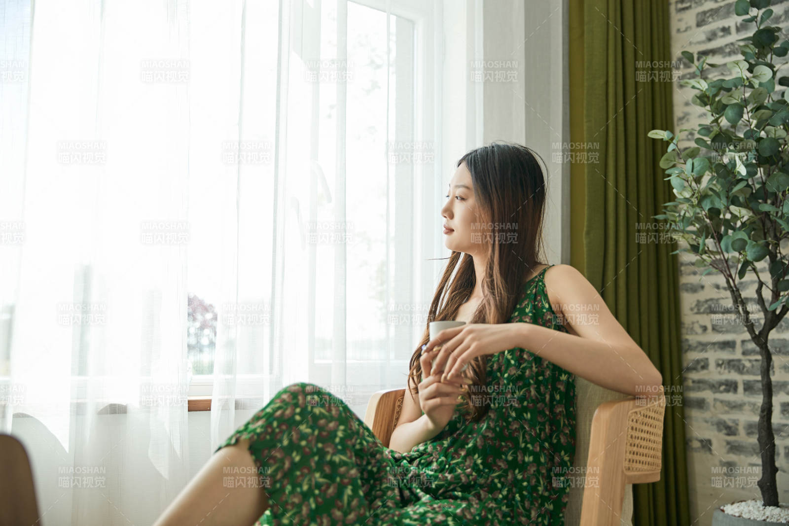 夏日午后在酒店客房休息的少女图片