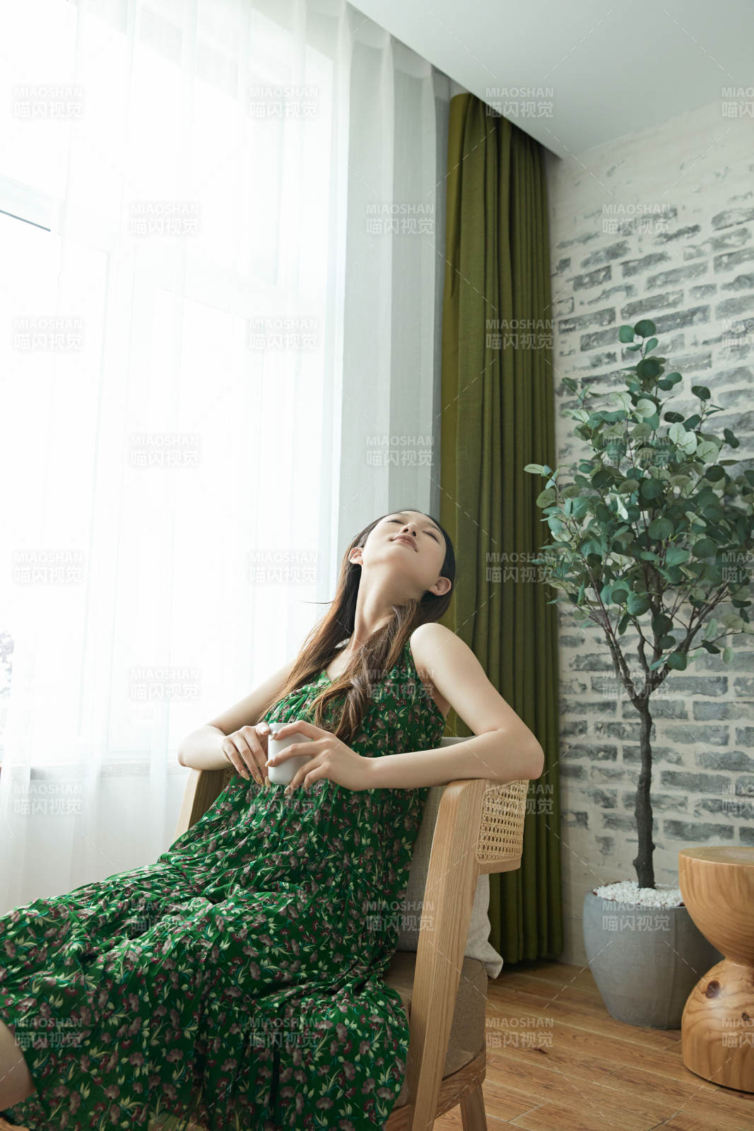 夏日午后在酒店客房休息的少女图片