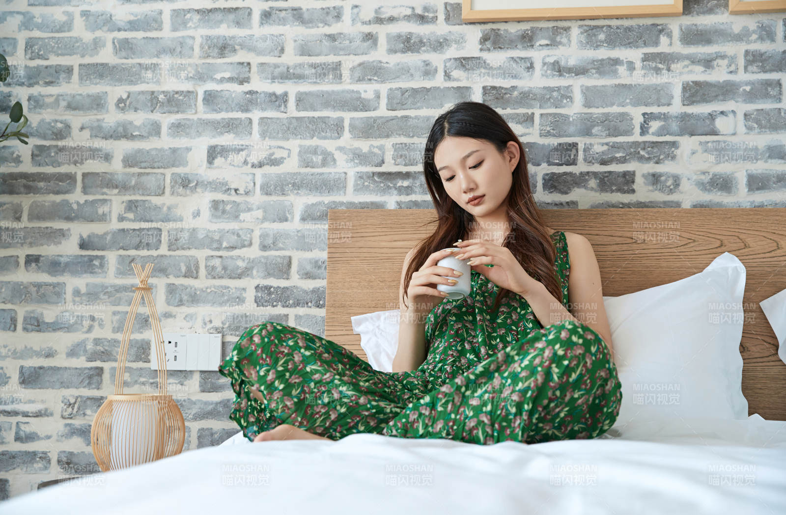 夏日午后在酒店客房休息的少女图片