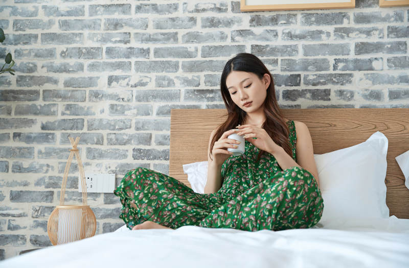 夏日午后在酒店客房休息的少女图片