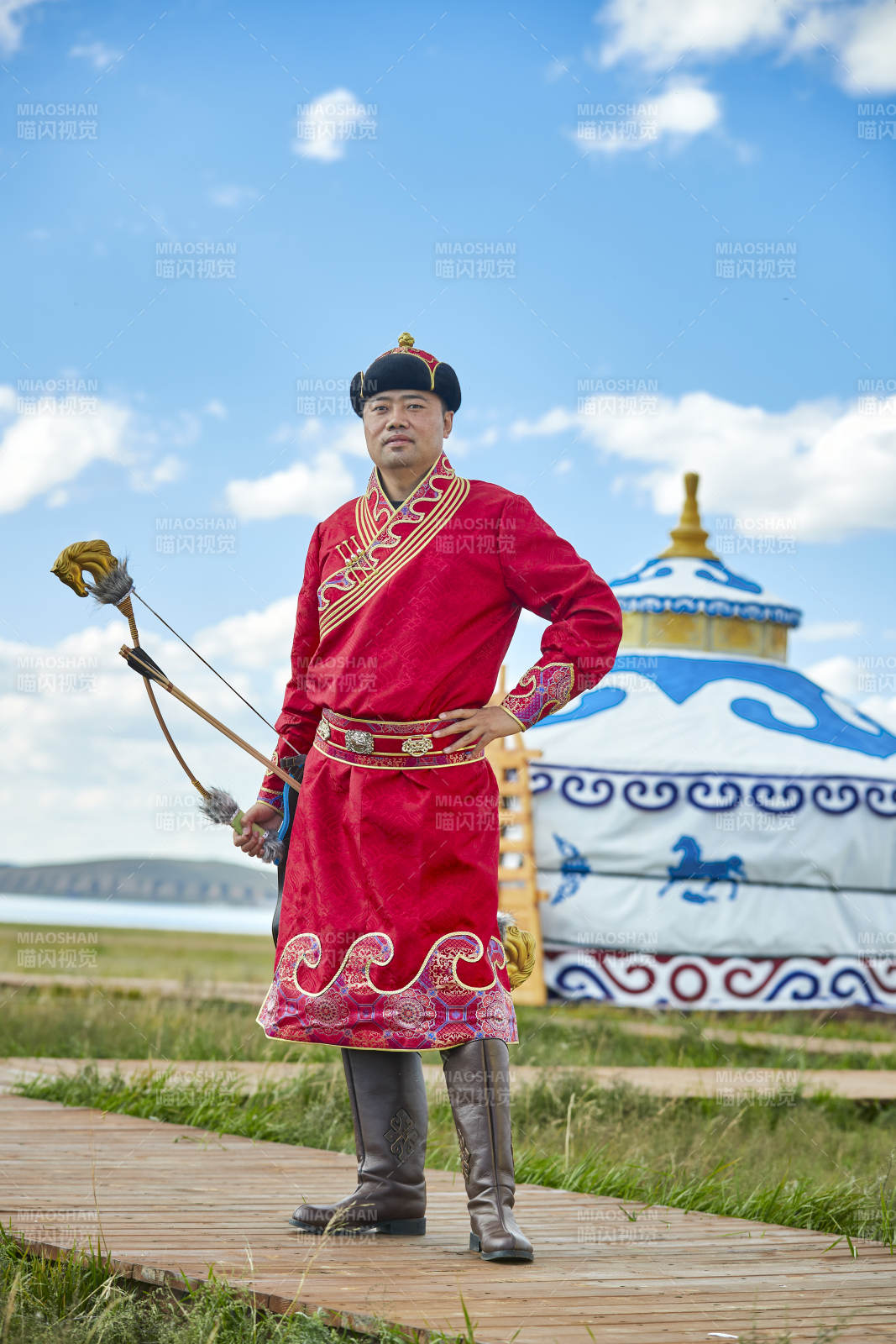 蒙古包前身穿蒙古族饰手持弓箭的蒙族汉子图片