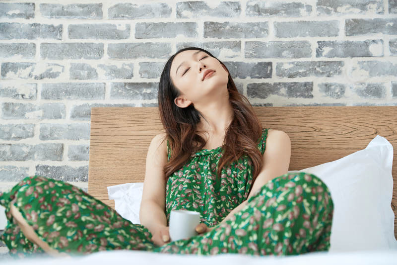 夏日午后在酒店客房休息的少女图片