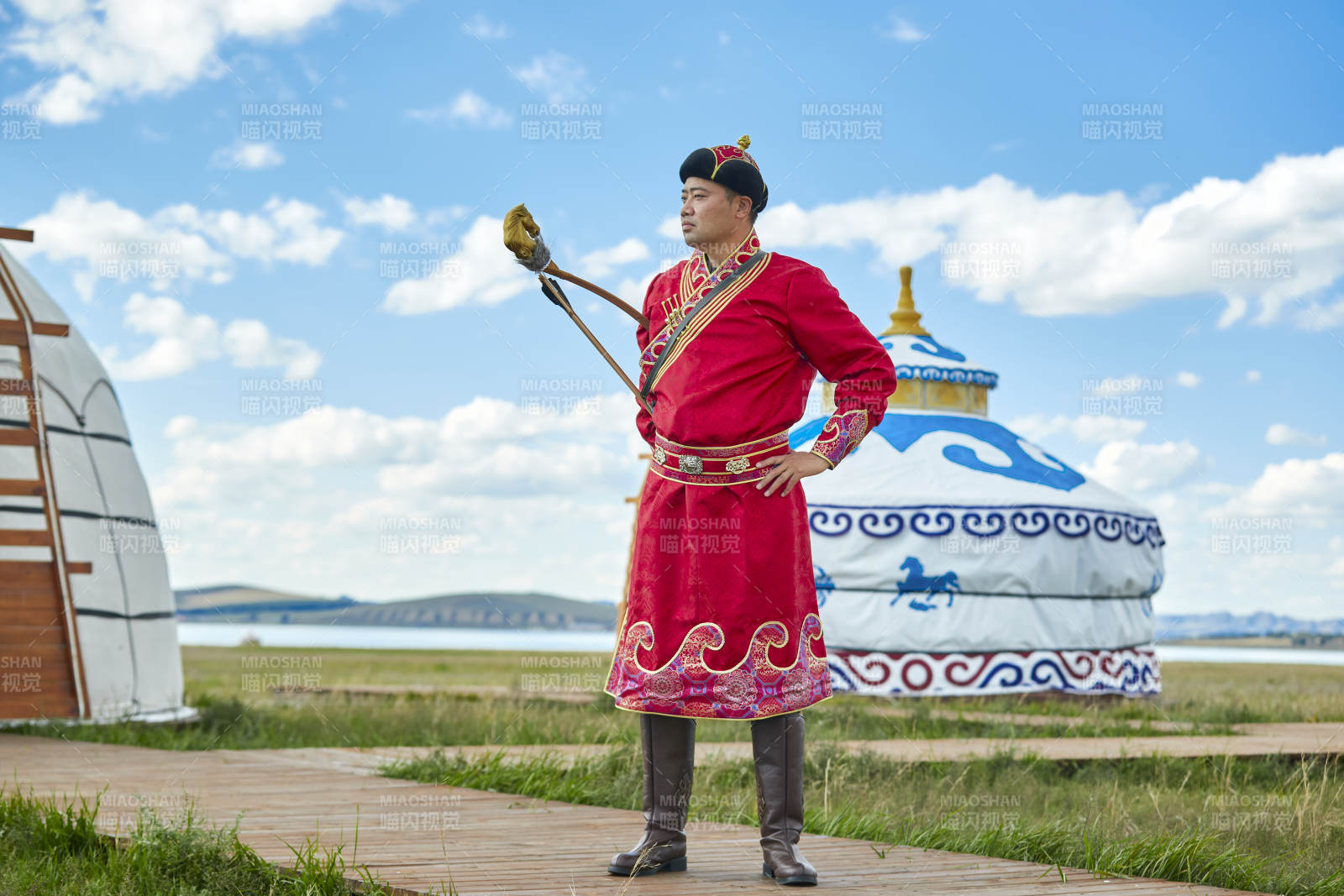 蒙古包前身穿蒙古族饰手持弓箭的蒙族汉子图片