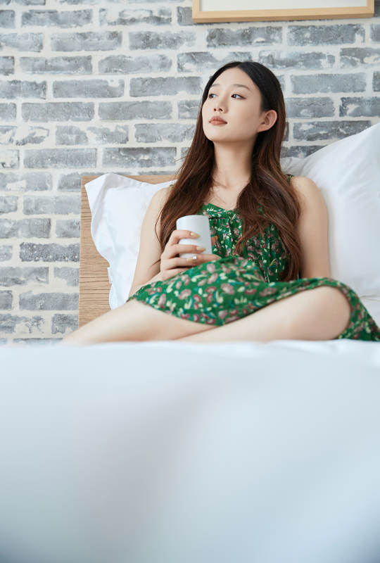 夏日午后在酒店客房休息的少女图片